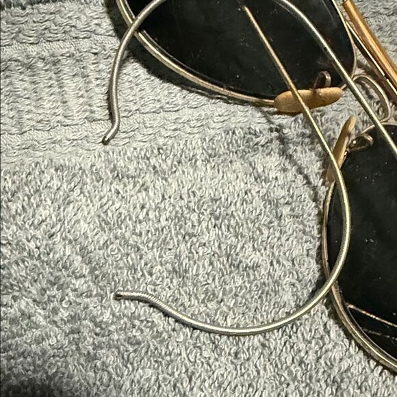 Gold Aviator Sunglasses with Dark Lenses VINTAGE - Very Fragile Ray Bans - 1980s main image 4